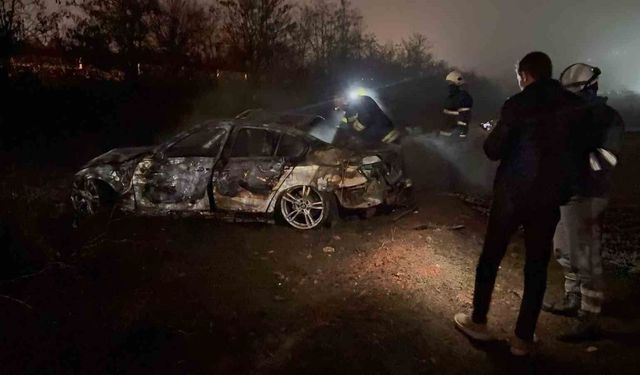Şarampole uçan otomobil alev aldı: Canlarını son anda kurtardılar