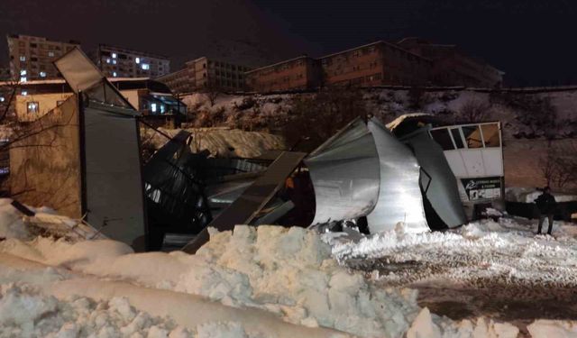 Sason'da yoğun kar yağışı nedeniyle iş yerinin çatısı çöktü