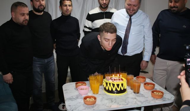 Sevgi Evlerinden ayrılan gence doğum günü sürprizi