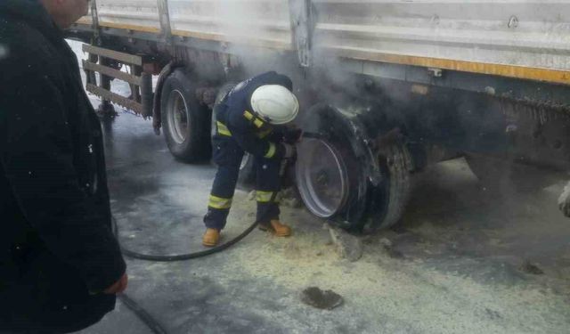 Seyir halindeki tırın lastikleri yandı