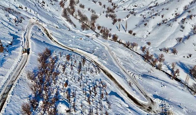 Siirt'te çığ düşen yol temizlendi