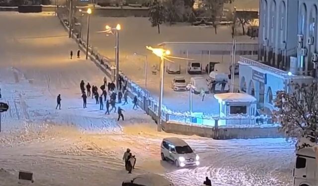 Siirt'te çocuklar kartoplarını karakola attı, polisler karşılık verince renkli görüntüler oluştu