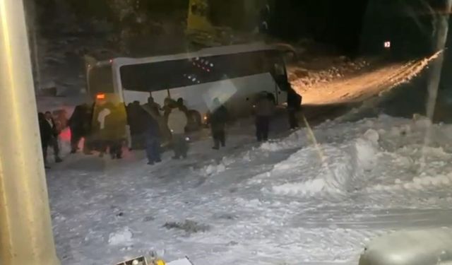 Siirt'te ekipler, cenaze taşıyan otobüs ve hastaları bir bir kurtardı