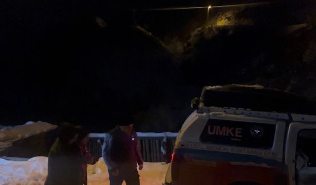 Siirt'te UMKE ekipleri kar ve tipiye rağmen hastalara yetişmeye çalışıyor