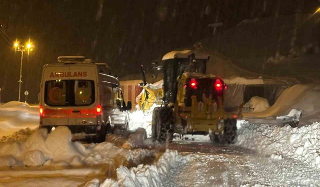 Siirt'te yolda mahsur kalan ambulans 3 saat sonra kurtarıldı