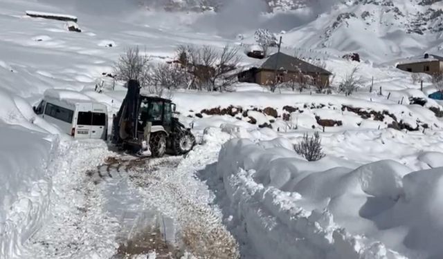 Şırnak'ta karla mücadele çalışmaları devam ediyor