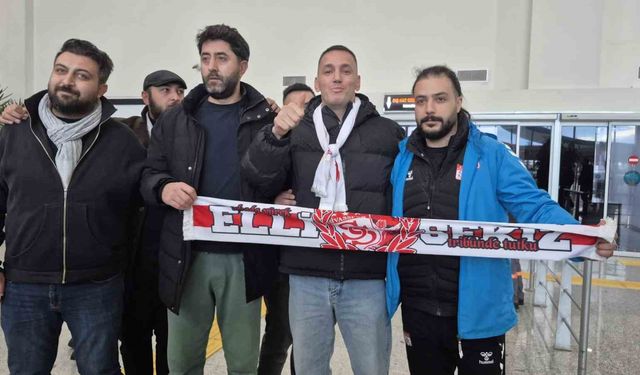 Sivasspor'un prensipte anlaştığı Rey Manaj'a coşkulu karşılama