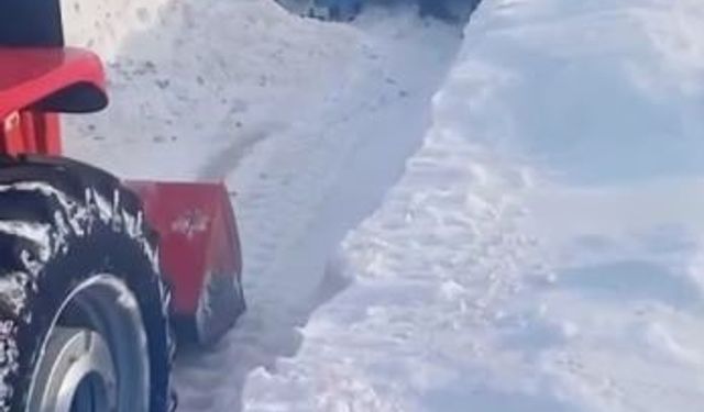 Sivas'ta yolcu midibüsü kara saplandı, mahsur kalanları muhtar kurtardı