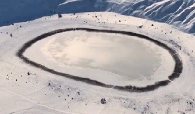 Soğuk hava Polat Gölü'nü buzla kapladı