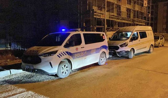 Sokakta rastgele tabancayla ateş eden maganda evin camına zarar verdi