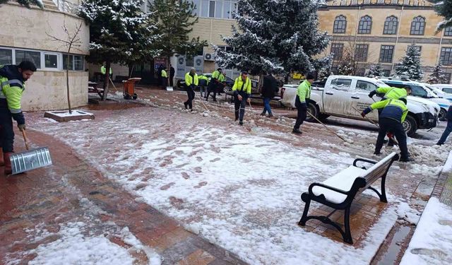 Sorgun Belediyesi ekipleri karla mücadele için sahada
