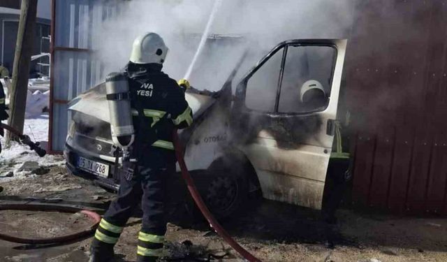 Suluova'da park halindeki kamyonet yandı