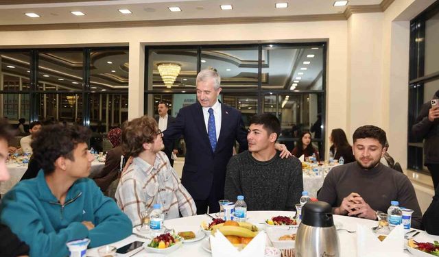 Tahmazoğlu, YKS'de ilk bine giren gençlerle buluştu