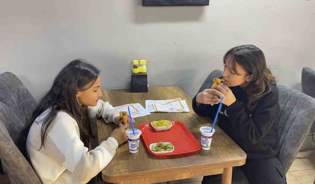 Takdir belgesi alan öğrencilere ücretsiz döner sürprizi