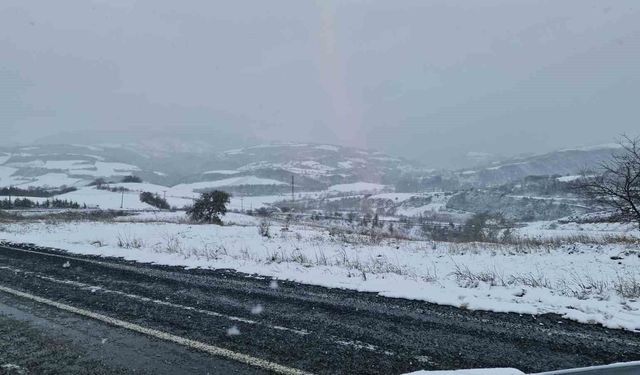 Tekirdağ'ın yüksek kesimleri yağan karla beyaza büründü