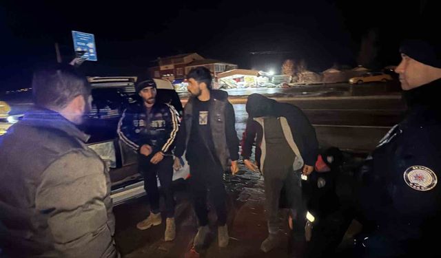 Tokat'ta durdurulan otomobilde 3 kaçak göçmen yakalandı