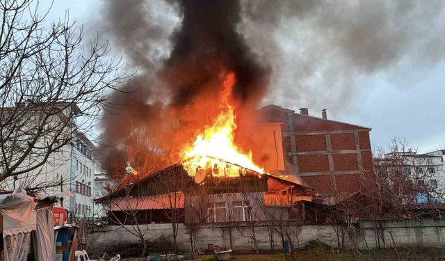Tokat'ta iki katlı evde yangın çıktı, ekiplerin müdahalesi sürüyor
