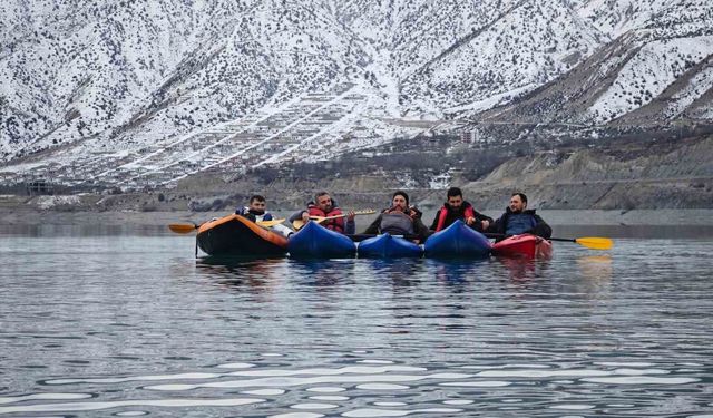 Tortum Gölü'nde kano üzerinde sazlı sözlü eğlence