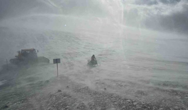 Trabzon'un yükseklerinde kar fırtınası etkili oluyor