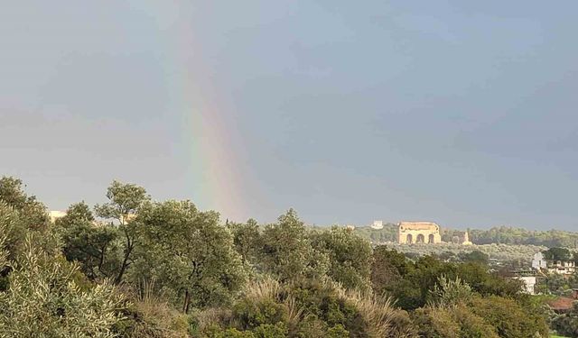 Tralleis'ten kente uzanan gök kuşağı kartpostallık görüntüler oluşturdu