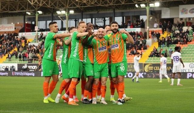 Trendyol Süper Lig: Corendon Alanyaspor: 1 - Eyüpspor: 0 (İlk yarı)