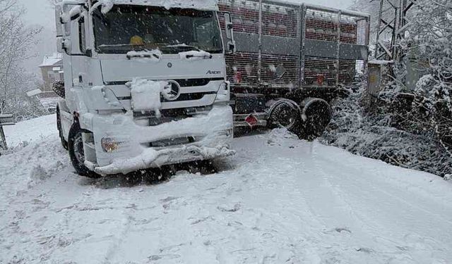 Türkeli'de doğalgaz tırı karda kaydı, yol ulaşıma kapandı