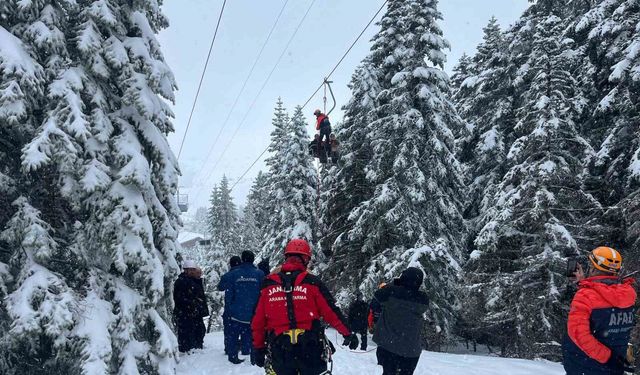 Uludağ'da telesiyej arızası: 52 tatilci kurtarıldı, 8 kişiyi kurtarma çalışması sürüyor
