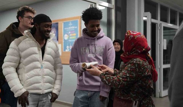 Üniversite öğrencilerine anne eli