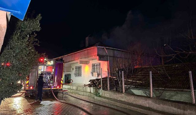 Uşak'ta çatı yangını paniğe neden oldu