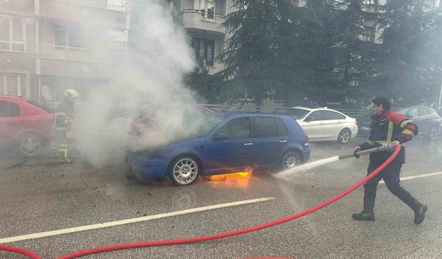 Uşak'ta seyir halindeki otomobil alev aldı