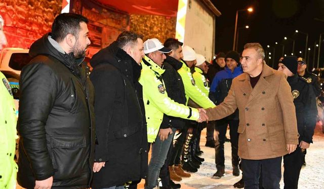 Vali Çiçek, yılbaşında görevli jandarma, polis ve sağlıkçıları ziyaret etti
