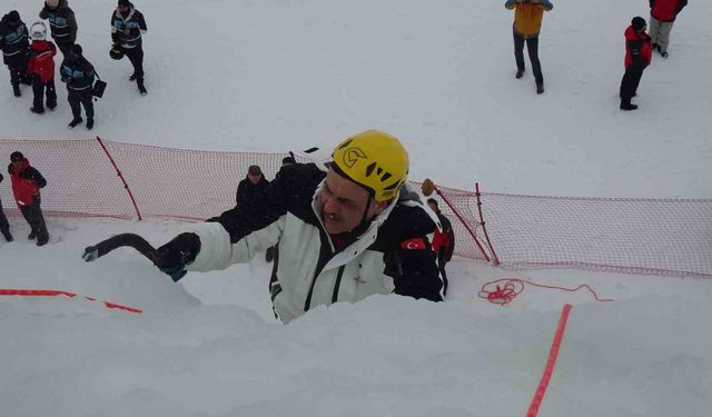 Vali Çiftçi, yapay buz duvarına tırmandı