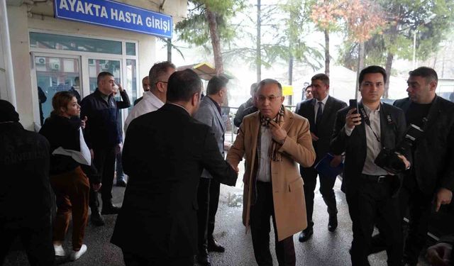 Vali Kemal Çeber, kazada yaralanan vatandaşları hastanede ziyaret etti
