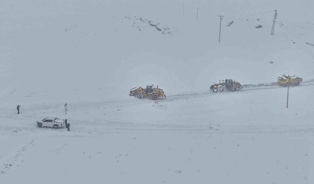 Van'da 363 yerleşim yerinin yolu kapandı