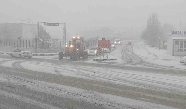 Van'da kar yağışı trafiği olumsuz etkiledi: Maddi hasarlı kazalar meydana geldi
