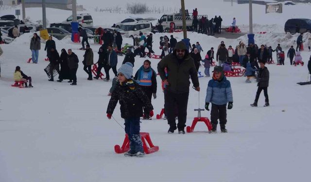 Vanlı çocuklar, yarıyıl tatilinin son günlerini kayak merkezinde geçirdi