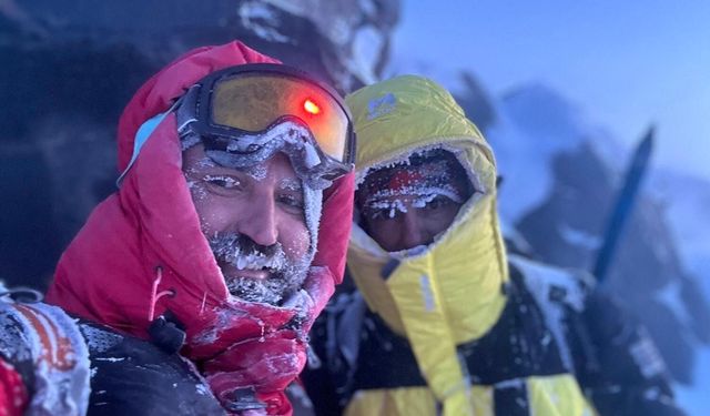 Vanlı dağcılardan Türkiye'nin zirvesine zorlu tırmanış