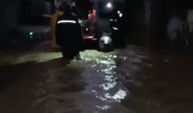 Yağmur sonrası su basan evlerde mahsur kalanlar kurtarıldı