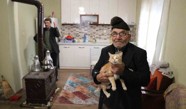 Yanan evinin önünde kedisine sarıldığı fotoğrafla tanınan Ali Meşe vefat etti