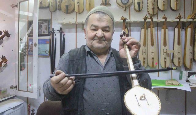 Yaptığı sıra dışı ve dekoratif kemençelerle ilgi çekiyor