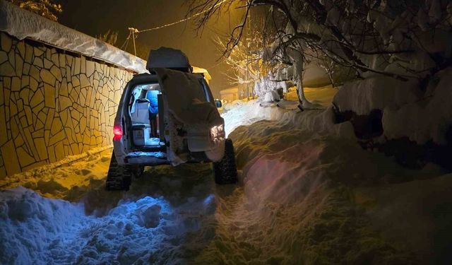 Yoğun kar yağışında UMKE ekipleri hastalara umut oluyor