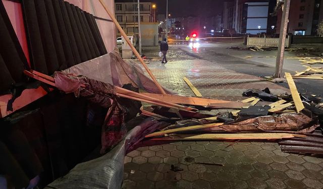 Yozgat'ta fırtına çatıları uçurdu
