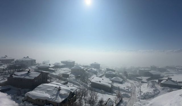 Yüksekova'da buz sarkıtları 3 metreyi aştı