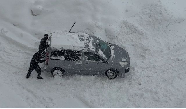 Yüksekova'da kar esareti