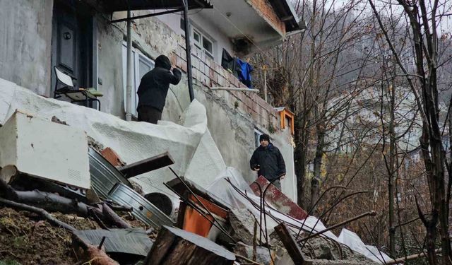 Zonguldak'ta korkutan heyelan: 8 kişilik aile tahliye edildi