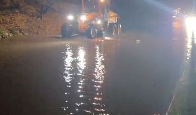 Aydın'ı sağanak vurdu: Söke ve Kuşadası yollarında ulaşım durdu