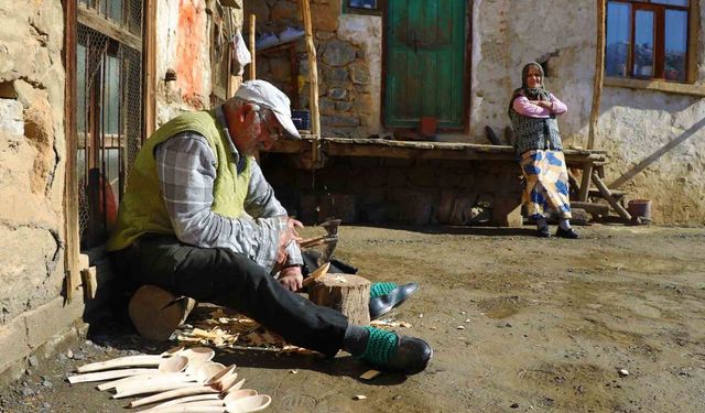 Babasından öğrendiği tahta kaşıkçılığı yaşatıyor