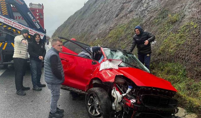 Balıkesir'de otomobil yoldan çıktı: 2 yaralı