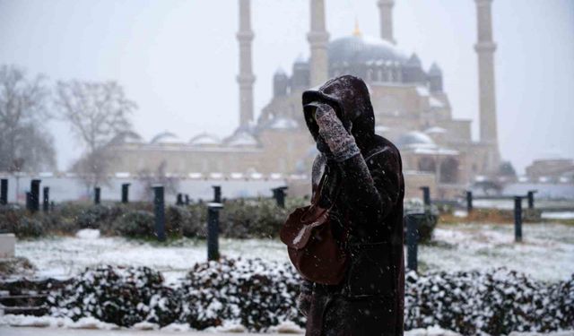Balkanlardan gelen soğuk hava Edirne'yi beyaza bürüdü