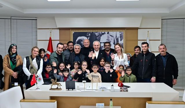 Başkan Kocagöz, görme sorunu olan öğrencilere gözlüklerini teslim etti